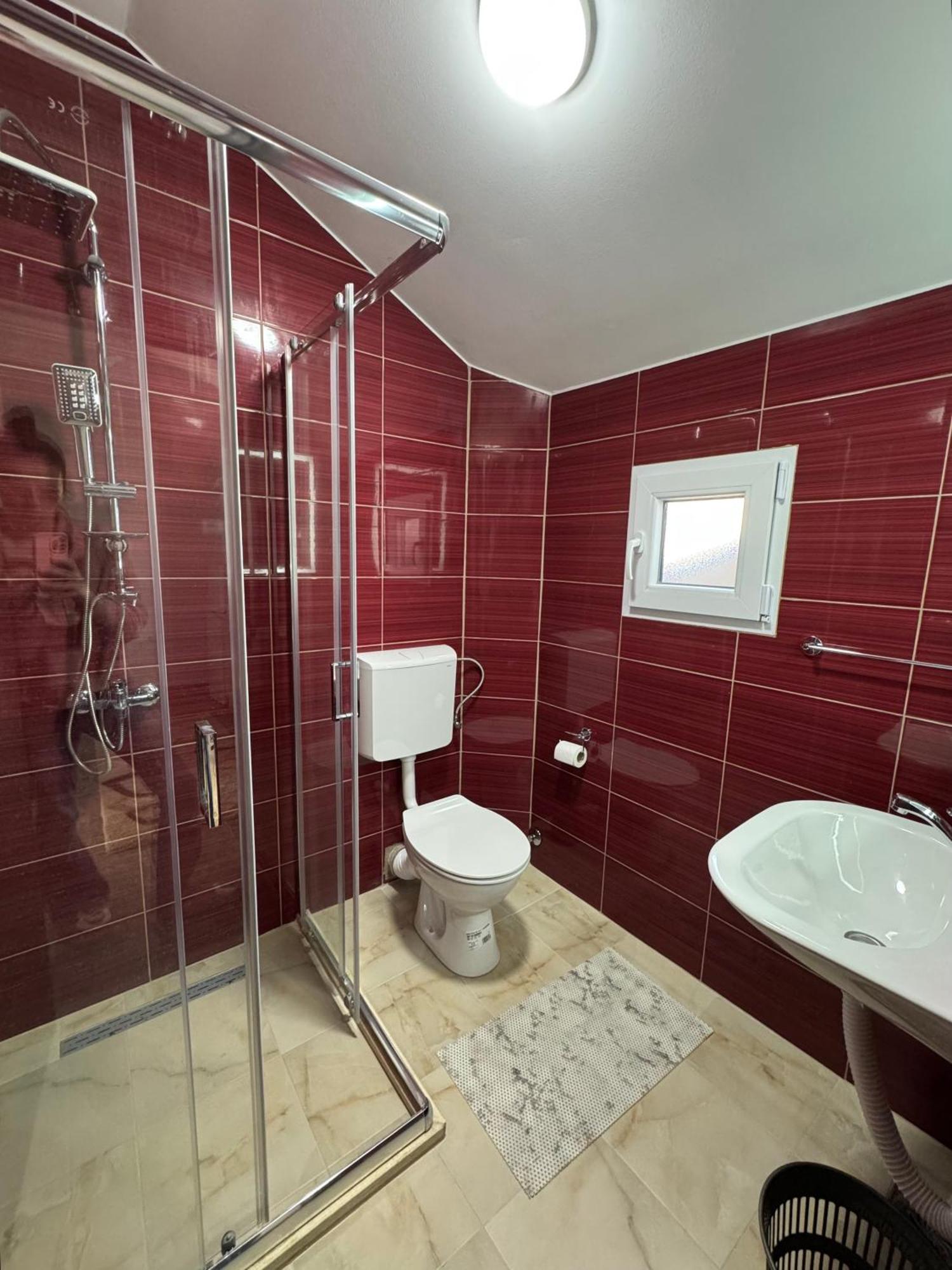 Apartmani Breze พอดโกริกา ภายนอก รูปภาพ
