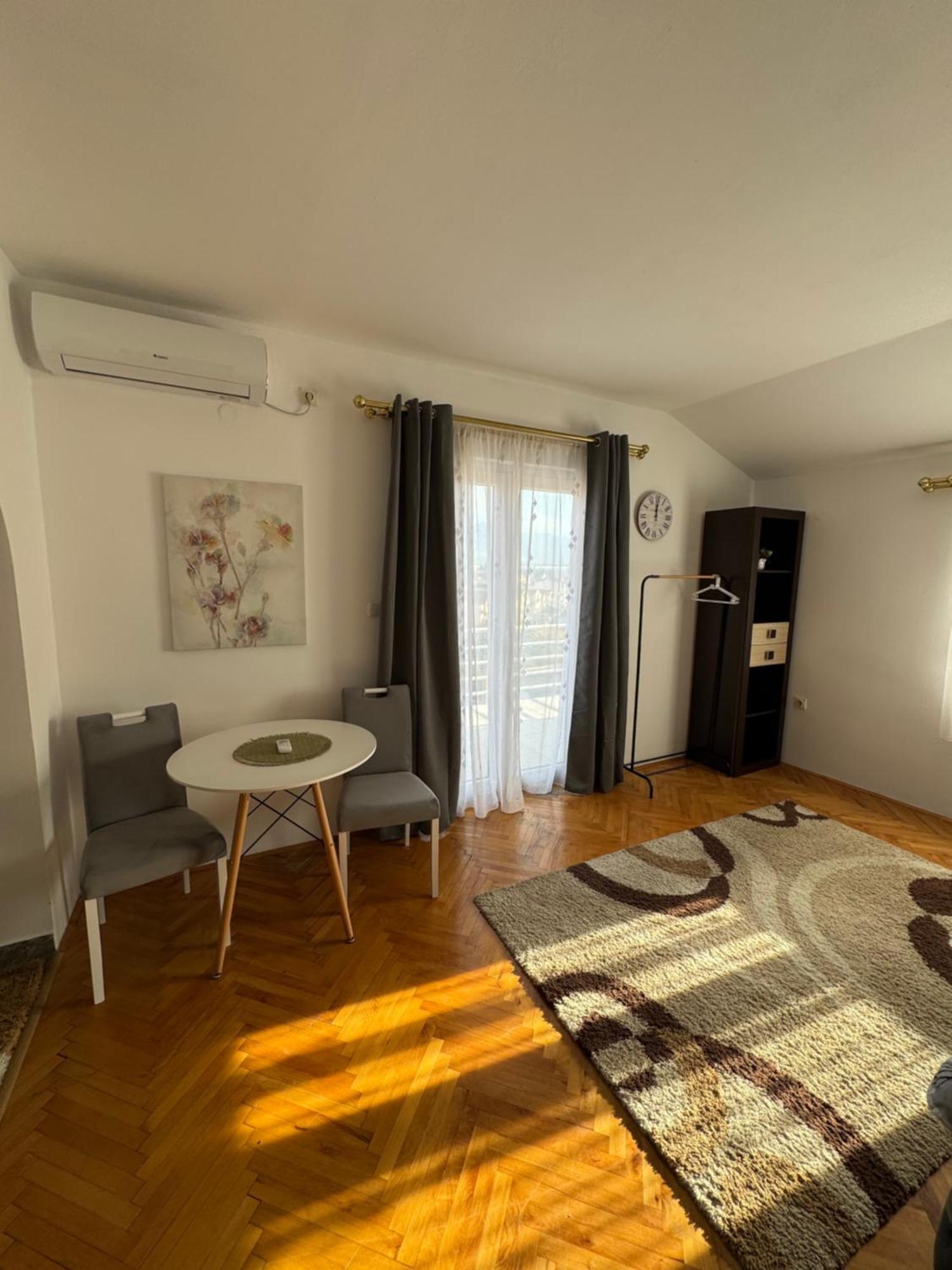 Apartmani Breze พอดโกริกา ภายนอก รูปภาพ