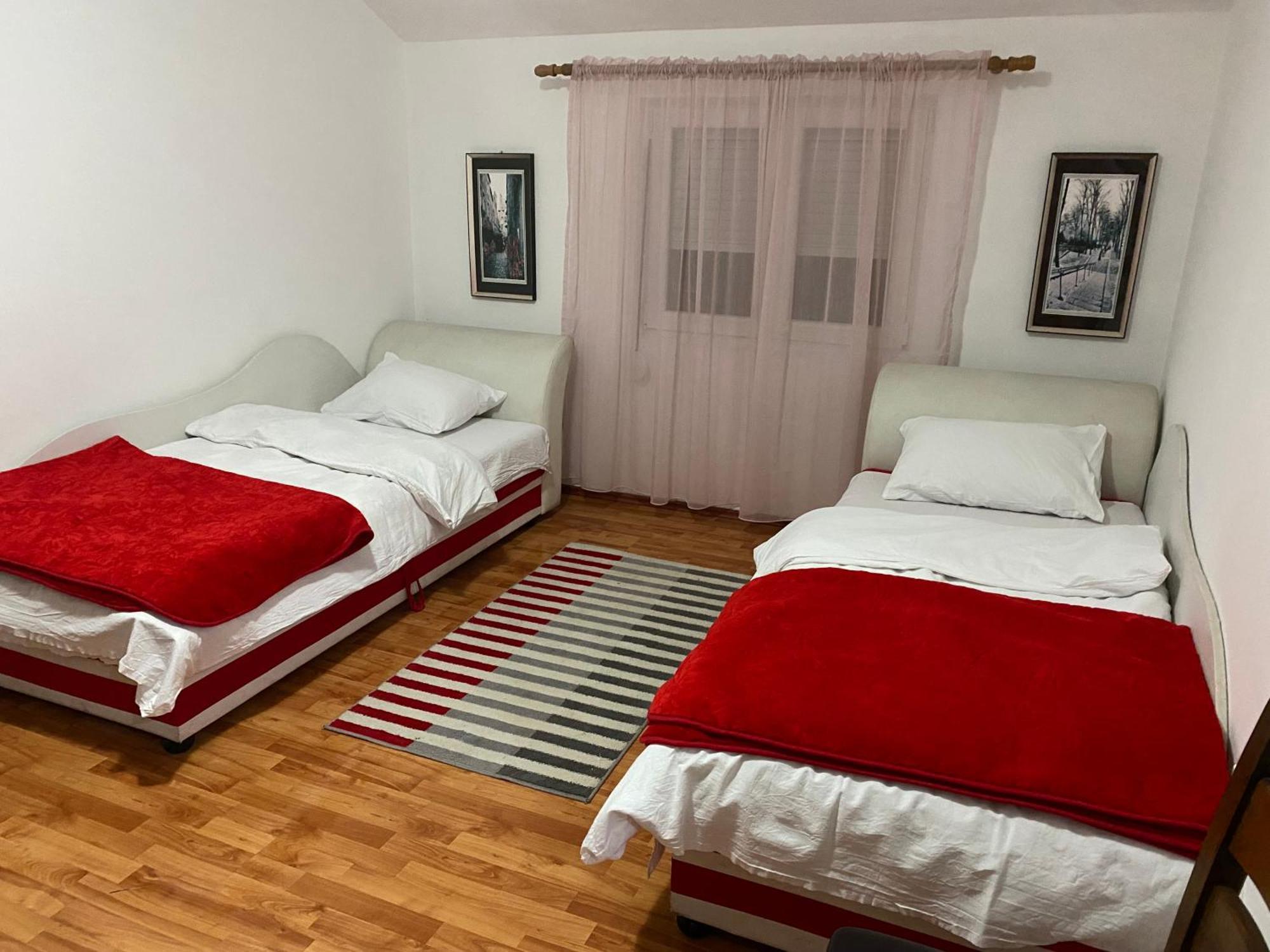 Apartmani Breze พอดโกริกา ภายนอก รูปภาพ